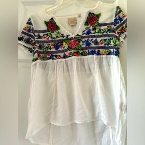 Anthropologie beautiful embroidered white top, vibrant, flowers birds size 0
